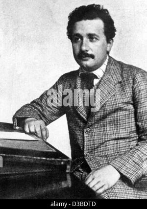 (Dpa-Dateien) - deutsch-US-amerikanischer Physiker und Mathematiker Albert Einstein in Deutschland, 1905. Er wurde in einer jüdischen Familie in Ulm, Deutschland, am 14. März 1879 geboren und starb am 18. April 1955 in Princeton, New Jersey/USA. Er ist der Begründer der Relativitätstheorie mit seiner Formulierung der Gleichwertigkeit o Stockfoto