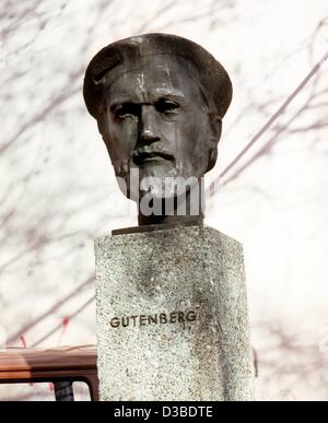 (Dpa-Dateien) - ein undatiertes Foto zeigt eine Büste von Johannes Gutenberg (aka Johannes Gensfleisch Zur Laden), der Erfinder des Buchdrucks mit beweglichen Typen vor dem Gutenberg-Museum in Mainz, Deutschland. Gutenberg war ca. 1400 in Mainz geboren und starb dort am 3 Februar 1468. Die Druckerei pres Stockfoto