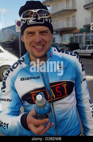 (Dpa) - deutsche Radfahrer Jan Ullrich der Küste Team bereitet das Training mit seinem neuen Team in Gandia in der Nähe von Valencia, Spanien, 18. Januar 2003. Ullrich hat einen Dreijahres-Vertrag mit dem derzeit erfolgreichsten deutschen Team Coast. Stockfoto