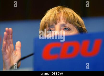 (Dpa) - Angela Merkel, Vorsitzende der CDU hält eine Rede im Wahlkampf für die bevorstehenden Regionalwahlen im deutschen Niedersachsen, Osnabrück, 23. Januar 2003 Staat. Merkel wirft Bundeskanzler Schroeder eines Verzichts auf die Arbeit der Waffeninspektoren der Vereinten Nationen