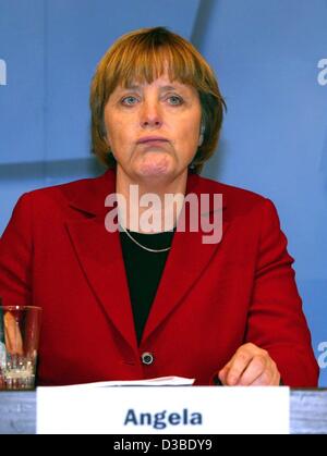 (Dpa) - Angela Merkel, Vorsitzende der CDU steht hinter einem Rednerpult im Wahlkampf für die bevorstehenden Regionalwahlen im deutschen Niedersachsen, Osnabrück, 23. Januar 2003 Staat. Merkel wirft Bundeskanzler Schroeder eines Verzichts auf die Arbeit der Waffeninspektoren der Einheit