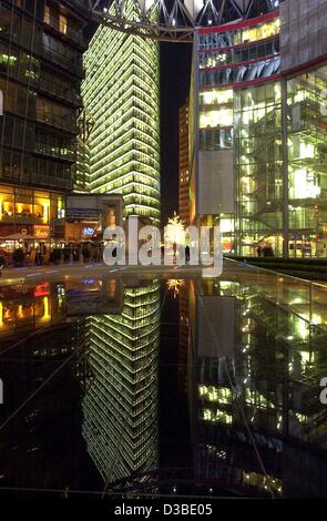 (Dpa) - der 103 m hohe Bürogebäude (C) und Geschäfte sind beleuchtet und spiegelt sich in den schwarzen Fliesenboden des Sony Center am Potsdamer Platz (Potsdamer Platz) in Berlin, 17. Januar 2003. Auf die dreieckige Fläche Büros Wohnungen, Kinos, sowie Restaurants und Bars zu finden. Stockfoto