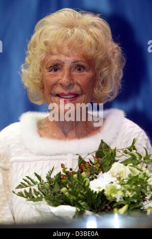 (Dpa) - deutsche Regisseurin und Fotografin Leni Riefenstahl im Bild während der Wassersport-Messe Messe "boot 2003' in Düsseldorf, 18. Januar 2003. Auf der Messe erhielt sie die Goldene Ehrennadel (goldene Ehren-Nadel) für ihre Verdienste in der Tauchen und Tauchen. Stockfoto