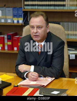 (Dpa) - Hans-Jürgen Papier, der Vorsitzende Richter des ersten Senats des Bundesverfassungsgericht (Bundesverfassungsgericht, BVG), sitzt im Besprechungszimmer des Gerichts in Karlsruhe, Deutschland, 16. Januar 2003. Das Bundesverfassungsgericht ist das höchste Gericht in Deutschland. Stockfoto