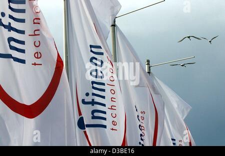 (Dpa) - Flaggen der EDV-Unternehmen Infineon Technologies in die Luft fliegen, zur gleichen Zeit jährliche Hauptversammlung des Konzerns erfolgt, in München, 21. Januar 2003. Infineon Vorstand wurde heftig kritisiert. Während des letzten Jahres hatte die Aktien des Unternehmens Disappointingl entwickelt. Stockfoto