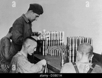 (Dpa-Dateien) - Häftlinge des Konzentrationslagers Dachau Herstellung von Kriegsmaterial in der Nähe von Dachau, Süddeutschland (undatiert Filer).  Viele KZ-Häftlinge mussten während des zweiten Weltkrieges in der Rüstungsindustrie arbeiten sowie Bunker zu bauen, Fabrik Maschinen bedienen und arbeiten Stockfoto