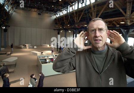 (Dpa) - William Forsythe, amerikanische geborene Tänzer, Choreograph und Direktor des Ballett Frankfurt und das Avantgarde-Theater TAT, ist die Kommunikation mit der Beleuchtung des neuen Projekts TAT, 18. Januar 2003. Das neue Konzept der TAT könnte als eine "offene öffentlichen Raum für Kultur" bezeichnen. Stockfoto