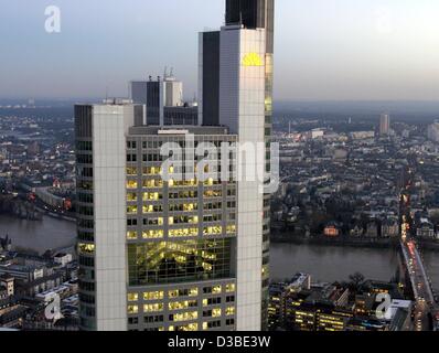 (Dpa) - die Spitze der Commerzbank in Frankfurt am Main, 8. Januar 2003 Aufbau. Der neue Niedrigenergie-Turm von Sir Norman Foster entworfen ist 259 Meter hoch (299 m inklusive Antenne), das höchste Gebäude in Europa. Der Hintergrund zeigt das Mainufer und das Viertel Sachsenhausen. Stockfoto