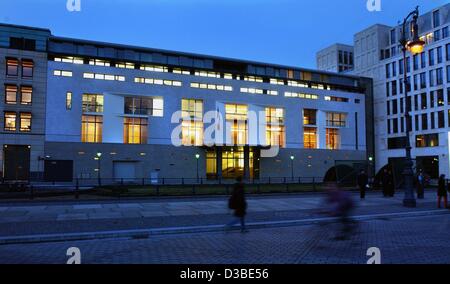 (Dpa) - ein Blick auf das neue Gebäude der französischen Botschaft am Pariser Platz (Paris Platz) in Berlin, 20. Januar 2003. Die neue Botschaft soll festlich am 23. Januar 2003 vom französischen Staatspräsidenten eröffnet werden. Stockfoto