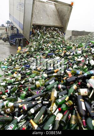 (Dpa) - leere Flaschen aus Glas werden geladen, sich an das recycling Firma Rhenus in Essen, Deutschland, 12. Januar 2003. Da ein Pfand auf Einwegverpackungen in Deutschland am 1. Januar 2003 eingeführt wurde, das Unternehmen nicht nur recycelt Glas aber auch trinken, Dosen und Plastikflaschen. Stockfoto