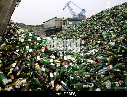 (Dpa) - leere Flaschen aus Glas werden geladen, sich an das recycling Firma Rhenus in Essen, Deutschland, 12. Januar 2003. Da ein Pfand auf Einwegverpackungen in Deutschland am 1. Januar 2003 eingeführt wurde, das Unternehmen nicht nur recycelt Glas aber auch trinken, Dosen und Plastikflaschen. Stockfoto