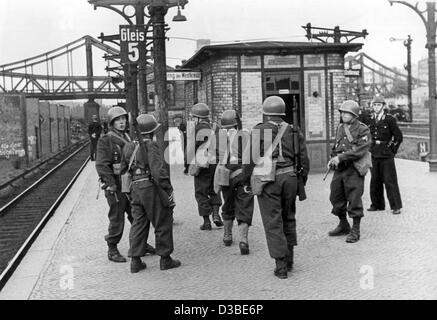 (Dpa-Dateien) - Offiziere von der französischen Militärpolizei stehen auf einer Plattform des Bahnhofs Gesundbrunnen in Berlin, 24. Mai 1949. West-Berliner Eisenbahner, die von der Reichsbahn (reich Railway) des sowjetischen Sektors bezahlt wurden streikten am 21. Mai 1949 verlangen, dass ihre Löhne bezahlt werden Stockfoto