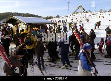(Dpa) - Skifahrer stürzen der Skilift in Winterberg, Deutschland, 11. Januar 2003. Viele Menschen nutzten das schöne winterliche Wetter um einige Winter-Sportarten. Stockfoto