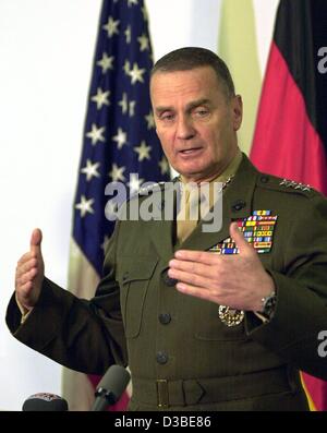 (Dpa) - vier-Sterne-General James Jones des US Marine Corps, abgebildet in Stuttgart, Deutschland, 16. Januar 2003. Am 16. Januar übernahm das Kommando als Oberbefehlshaber der US-Truppen in Europa (EUCOM) mit Sitz in Stuttgart und ist auch der NATO-Streitkräfte in Europa mit einem Militär übernehmen Stockfoto