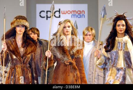 (Dpa) - Modelle präsentieren neue Arten von Issady, Gali, Inga Barth und SLG in Collections Premiere Düsseldorf (Cpd) Modenschau an der Duesseldorf Rheinterasse in Düsseldorf, 14. Januar 2003.  Die Modenschau war ein Vorläufer der Cpd Modemesse in Düsseldorf stattfinden Stockfoto