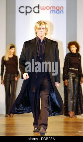 (Dpa) - Modelle präsentieren neue Styles von Passport, Minx und Wilvorst in Collections Premiere Düsseldorf (Cpd) Modenschau an der Duesseldorf Rheinterasse in Düsseldorf, 14. Januar 2003.  Die Modenschau war ein Vorläufer der Cpd Modemesse in Düsseldorf, her stattfinden Stockfoto
