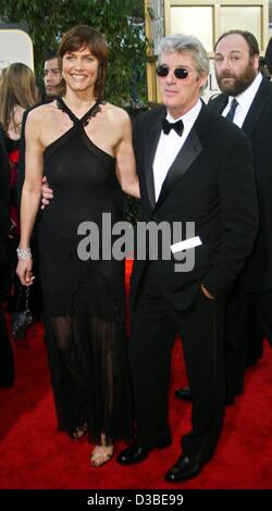 (Dpa) - US-Schauspieler Richard Gere und seiner Ehefrau, der Schauspielerin Carey Lowell, kommen bei der 60. Golden Globe Awards in Beverly Hills, 19. Januar 2003. Gere gewann den Award als bester Schauspieler (Musical/Komödie) für seine Leistung in dem Film "Chicago". Stockfoto