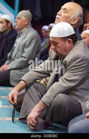 (Dpa) - haben Türken für das Freitagsgebet in einer Moschee in Berlin-Kreuzberg, 10. Januar 2003 gesammelt. Zum Freitagsgebet ist es obligatorischen, einen Dienst in einer Moschee zu besuchen, während die fünf täglichen Gebete überall ausgeführt werden können. Es ist aufgeschrieben im Koran, sure 62, Vers 9: "O die ihr glaubt, wh Stockfoto