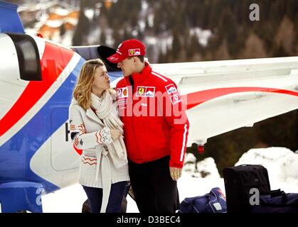 (Dpa) - deutsche Formel 1-Pilot Michael Schumacher zusammen mit seiner Frau Corinna abgebildet, wie sie mit dem Hubschrauber für das traditionelle dreitägige Ferrari treffen in Madonna di Campiglio, Italien, 15. Januar 2003 ankommen. Stockfoto