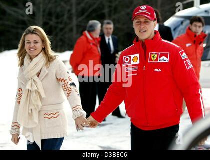 (Dpa) - deutsche Formel 1-Pilot Michael Schumacher zusammen mit seiner Frau Corinna abgebildet, wie sie mit dem Hubschrauber für das traditionelle dreitägige Ferrari treffen in Madonna di Campiglio, Italien, 15. Januar 2003 ankommen. Stockfoto