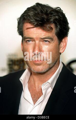 (Dpa) - irischer Schauspieler Pierce Brosnan für den "VH1 Big In 2002" Awards in Los Angeles, 4. Dezember 2002 kommt. Stockfoto