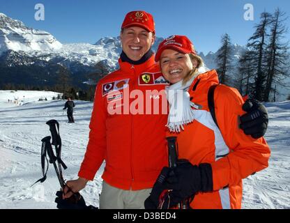 (Dpa) - deutsche Formel 1 pilot Michael Schumacher stellt mit seiner Frau Corinna auf einer Piste während das traditionelle dreitägige Ferrari treffen in Madonna di Campiglio, Italien, 16. Januar 2003. Stockfoto