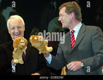 (Dpa) - bayerische Premier Edmund Stoiber (L) und Christian Wulff, der Kandidat der CDU für Premier in Niedersachsen, haben Spaß mit Löwe Handpuppen, Braunschweig, Deutschland, 12. Januar 2003 zu spielen. Die Christdemokraten begann Niedersachsen Wahlkampf in Braunschweig, die Stadt von Herzog Stockfoto