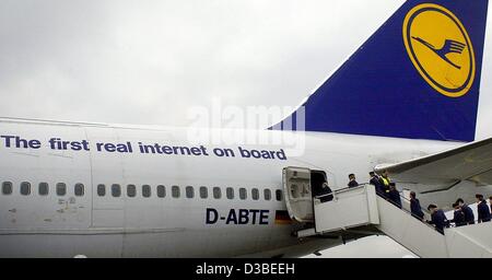 (Dpa) - A Lufthansa Boeing 747-400 ist gekennzeichnet mit dem Slogan "Die erste echte Internet an Bord", Frankfurt am Main, 15. Januar 2003. Lufthansa ist die erste Fluggesellschaft, die einen schnellen Zugriff auf das Internet für Passagiere testen werden. Dies wird auf Linienflügen zwischen Frankfurt und Washington angeboten und ist kostenlos Stockfoto