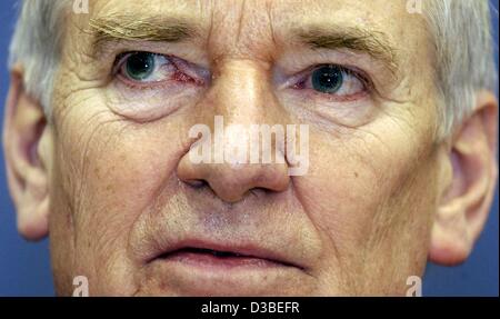 (Dpa) - deutsche Interior Minister Otto Schily (SPD), abgebildet auf einer Pressekonferenz in Berlin, 15. Januar 2003. Schily verteidigt die Entscheidung der Regierung unverändert Zuwanderungsgesetz im Bundestag (Unterhaus des deutschen Parlaments) vorzuschlagen. Ursprünglich wurde das Gesetz bedeutete, Eff zu werden Stockfoto