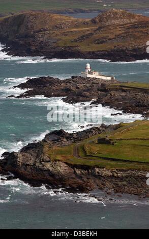 (Dpa) - ein Blick auf den Leuchtturm (C) Zeitpunkt Fort auf Valentia Island auf dem Ring of Kerry, Westirland, 1. Januar 2003. Der Ring of Kerry, eine Panorama-Kreis-Straße bietet viele Panorama Highlights. Es ist 160 km lang, führt am Kerry-Halbinsel, und ist einer von Europas schönsten coa Stockfoto