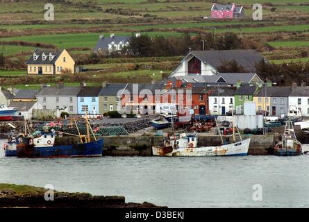 (Dpa) - ein Blick auf Portmagee auf Valentia Island auf dem Ring of Kerry, Westirland, 1. Januar 2003. Der Ring of Kerry, eine Panorama-Kreis-Straße bietet viele Panorama Highlights. Es ist 160 km lang, führt am Kerry-Halbinsel, und ist eine der schönsten Küstenstraßen Europas. Stockfoto