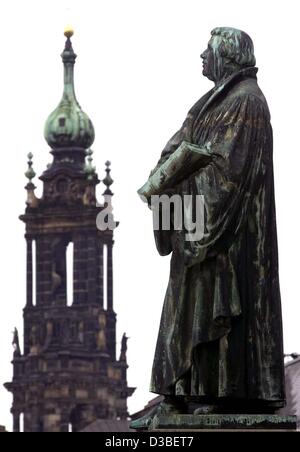 (Dpa-Dateien) - steht eine Statue des Reformators Martin Luther an der evangelischen "Frauenkirche" Blick auf den Kirchturm der katholischen "Hofkirche" in Dresden, 25. Februar 2002. Die Skulptur wurde im Jahr 1885 von Adolf von Donndorf und Ernst Rietschel gemacht. Von 1726 bis 1743 erbaut die "Fraue Stockfoto