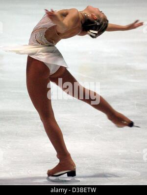 (Dpa) - skates deutsche Eiskunstläuferin Annette Dytrt frei auf der Eisbahn bei der deutschen Meisterschaft in Abbildung Saketing in Obertsdorf, Deutschland, 4. Januar 2003. Die 19-jährige gewann den Titel bei der deutschen Meisterschaft. Stockfoto