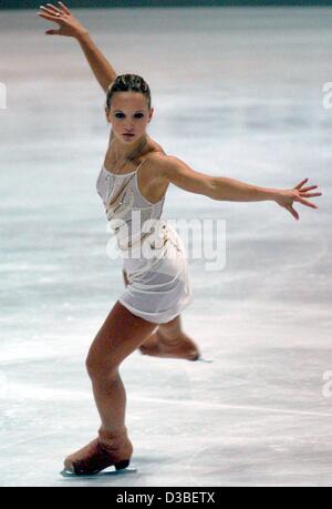 (Dpa) - skates deutsche Eiskunstläuferin Annette Dytrt kostenlos bei der deutschen Meisterschaft im Eiskunstlauf in Obertsdorf, Deutschland, 4. Januar 2003. Der 19-jährige gewinnt den Titel bei der deutschen Meisterschaft. Stockfoto