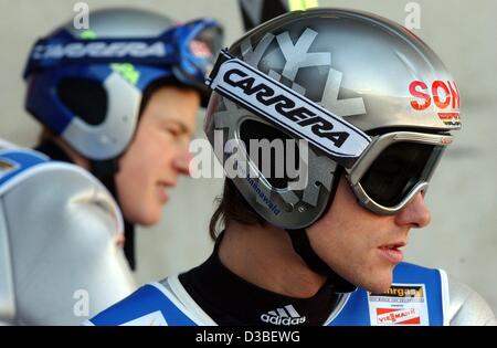 (Dpa) - deutscher Skispringer Sven Hannawald (vorne) und Österreichs Andreas Goldberger (hinten) der Schanze während des Trainings für die 51. vier Hügel-Turnier in Innsbruck, Österreich, 3. Januar 2003 herabblicken. Stockfoto