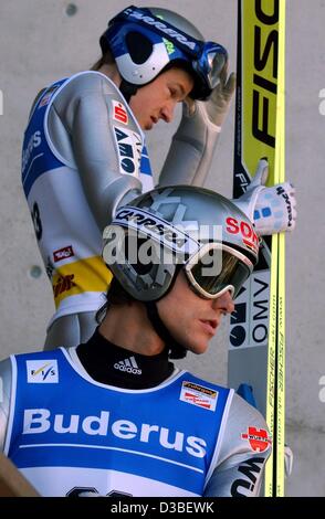 (Dpa) - deutscher Skispringer Sven Hannawald (vorne) und Österreichs Andreas Goldberger (hinten) der Schanze während des Trainings für die 51. vier Hügel-Turnier in Innsbruck, Österreich, 3. Januar 2003 herabblicken. Stockfoto