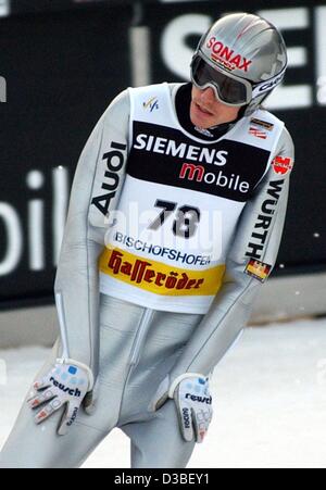 (Dpa) - deutscher Skispringer Sven Hannawald schaut auf den Boden nach seinem Sprung aus der Paul Ausserleitner springen Hügel an der 51. vier Hügel-Turnier in Bischofshofen, Österreich, 6. Januar 2003. Obwohl auf einem sehr starken zweiten Platz im Finale vor 35.000 Zuschauern Hannawald nicht Stockfoto