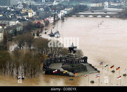 (Dpa) - ein Blick auf das Deutsches Eck, der Kreuzung der Flüsse Rhein und Mosel, mit einem Denkmal von Kaiser Wilhelm i., umgeben von Hochwasser in Koblenz, Deutschland, 4. Januar 2003. Alle Schifffahrt auf dem Rhein wurde zwischen Köln und Koblenz am Vortag wegen Hochwasser abgesagt. Stockfoto