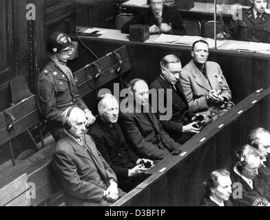 (Dpa-Dateien) - die Beschuldigten industriellen (von L:) Friedrich Flick, Otto Steinbrinck, Konrad Kaletsch, Bernhard Weiss und Hermann Terberger sind auf der Anklagebank während der Nürnberger Prozesse vor dem Gericht in Nürnberg, 15. März 1947. Geboren am 10. Juli 1883 in Ernstdorf, Deutschland, war Friedrich Flick t Stockfoto