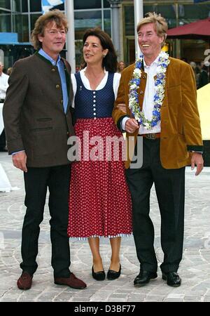 (Dpa) - stellt Prinz Leopold von Bayern mit Prinz Ernst August von Hannover und seine Frau Prinzessin Caroline auf seiner Geburtstagsparty in Rottach-Egern, Deutschland, 28. Juni 2003. Prinz Leopold oder Poldi als seine Freunde nennen ihn, geladenen Royals und Persönlichkeiten aus Film und Wirtschaft zu seinem 60. feiern Stockfoto