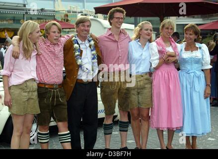 (Dpa) - Prinz Leopold von Bayern (3. v. L) stellt mit seiner Familie auf seiner Geburtstagsparty - sein Sohn Konstantin (2. v. L), sein Sohn Manuel (4. v.l) mit seiner Freundin Anna von Sayn-Wittgenstein-Berleburg, Tochter Pilar und Leopolds Frau Ursula von Bayern (Mädchen auf der linken Seite nicht identifizierten) - in Stockfoto