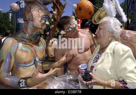 (Dpa) - spricht Irmgard Hiege aus Berlin mit zwei "schwule Jungs aus dem Weltall" während der traditionelle Umzug der Homosexuellen auf der 25. Christopher Street Day (CSD) in Berlin, 28. Juni 2003. Das Motto des diesjährigen CSD war "Akzeptanz statt Toleranz". Etwa 600.000 Besucher wurden berichtet, um c Stockfoto