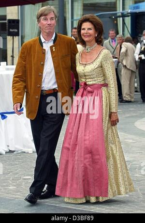 (Dpa) - stellt Prinz Leopold von Bayern mit Königin Silvia von Schweden auf seiner Geburtstagsparty in Rottach-Egern, Deutschland, 28. Juni 2003. Prinz Leopold oder Poldi als seine Freunde nennen ihn, geladenen Royals und Persönlichkeiten aus Film und Wirtschaft zu seinem 60. Geburtstag mit ihm zu feiern. Er 21 J 60 eingeschaltet Stockfoto