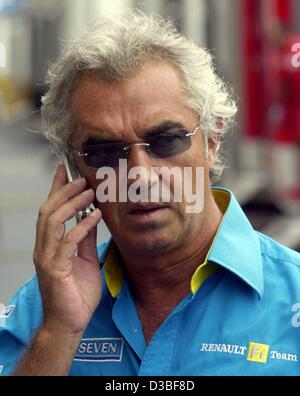 (Dpa) - italienische Flavio Briatore, Leiter des Renault Formel 1-Teams, abgebildet auf der Nürburgring Rennstrecke, Deutschland, 28. Juni 2003. Den europäischen Grand Prix fand auf dem Nürburgring am 29. Juni 2003. Stockfoto