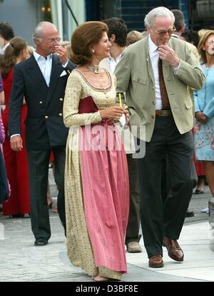 (Dpa) - Königin Silvia von Schweden spricht mit Duke Max von Bayern am Prinz Leopold von Bayern Geburtstagsparty in Rottach-Egern, Deutschland, 28. Juni 2003. König Carl Gustaf von Schweden und ihr Sohn Carl Philip Fuß hinter ihnen. Prinz Leopold oder Poldi als seine Freunde nennen ihn, geladenen Royals und wichtige peo Stockfoto