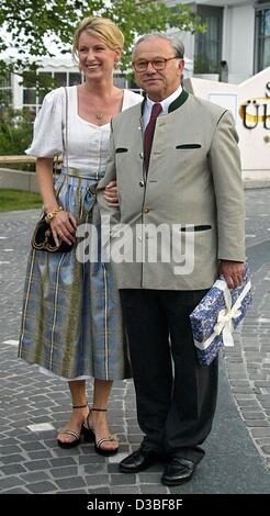 (Dpa) - deutscher Verleger Hubert Burda und seine Frau, Schauspielerin Maria Furtwaengler kommen bei Prinz Leopold von Bayern Geburtstagsparty in Rottach-Egern, Deutschland, 28. Juni 2003. Prinz Leopold oder Poldi als seine Freunde nennen ihn, geladenen Royals und Persönlichkeiten aus Film und Wirtschaft anlässlich seines 60 Stockfoto