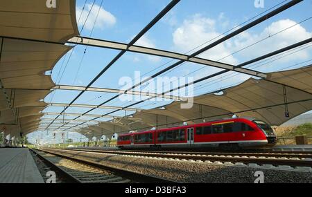 (Dpa) - fährt ein Personenzug der Deutschen Bahn von einer Plattform des neuen Bahnhofs am Flughafen Leipzig/Halle in Schkeuditz, Ostdeutschland, 24. Juni 2003. Die Station wird am 30. Juni offiziell eröffnet. Stockfoto