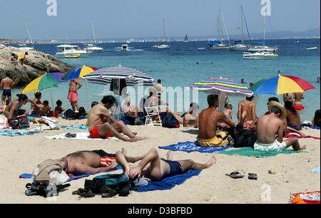 (Dpa) - Menge Urlauber am Strand in der Nähe von Augustin auf Resort Mallorca, Spanien, 7. Juni 2003. Mallorca gilt als eines der beliebtesten Urlaubsziele in Europa. Stockfoto