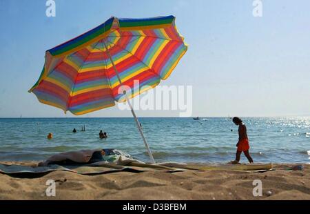 (Dpa) - Urlauber genießen das sonnige Wetter am Strand von El Arenal auf der Resort Insel Mallorca, Spanien, 7. Juni 2003. Mallorca gilt als eines der beliebtesten Urlaubsziele in Europa. Stockfoto