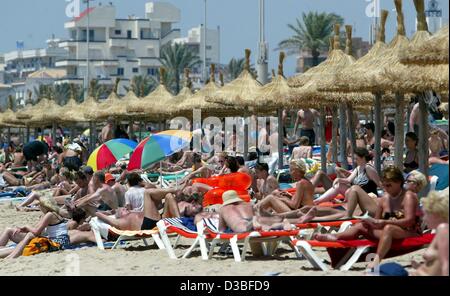 (Dpa) - Menge Urlauber am berüchtigten Strand von El Arenal in der Nähe von Palma auf der Resort Insel Mallorca, Spanien, 7. Juni 2003. Mallorca gilt als eines der beliebtesten Urlaubsziele in Europa. Stockfoto